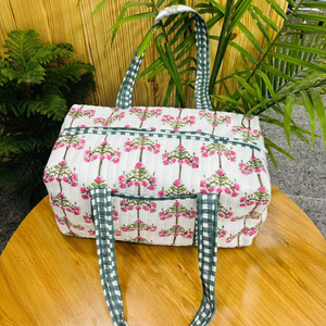 Bolsa de lona informal grande de algodón acolchado, hecha a mano, para fin de semana, viajes y pasar la noche, con diseño estampado en bloques. - Product Image 1