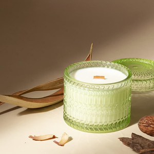 Vidéo romantique créative Design en forme de relief à rayures Bocal en verre haut de gamme avec couvercle en verre Bougie parfumée à la cire de soja de luxe - Product Image 4