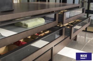 Sous-vêtement en bois et noyer, <span class=keywords><strong>armoire</strong></span> <span class=keywords><strong>de</strong></span> rangement, <span class=keywords><strong>de</strong></span> luxe, <span class=keywords><strong>de</strong></span> style italien, haut <span class=keywords><strong>de</strong></span> gamme, placard <span class=keywords><strong>de</strong></span> marche modulaire avec porte en verre - Product Image 3