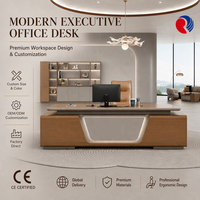 Bureau de direction moderne avec étagère pour usage professionnel