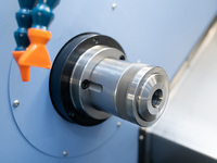 Tour CNC à banc incliné à longue course haute performance YHX46 pour le traitement de barres métalliques de 46 mm, tour automatique haute rigidité