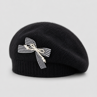 Béret noir en tricot doux pour femme avec nœud en ruban à carreaux et pompon perlé – Chaud, tendance, idéal pour l'hiver et les fêtes – Vente en gros