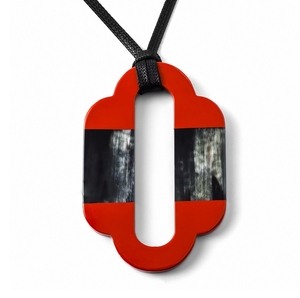 Colgante Bohemio de Cuerno de Búfalo Lunar Muse, Elegante Adorno de Cuerno Tallado a Mano, Joyería de Moda Sostenible para Almas Creativas - Product Image 1