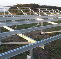 Structure de montage au sol solaire optimisée en termes de coûts pour les centrales électriques à grande échelle