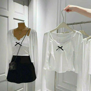 Ensemble décontracté deux pièces Vietnamien : Haut crème à col volanté et bordure noire, et mini-jupe ou mini-short à manches longues sans col - Product Image 1