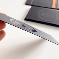 LOPAL Étiquettes personnalisées de vêtements en carte noire Carte recyclée avec logo en relief UV Logo en feuille de cuivre imprimé Étiquettes à suspendre pour vêtements
