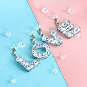 Diseños Personalizados y Creaciones de Accesorios Promocionales de Moda: Llaveros de Cristal con Letras Inglesas - Product Image 6