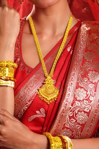 Ensemble d'accessoires de mode traditionnels plaqués or City Girl avec collier long et boucles d'oreilles Jhumka assorties pour femmes - Product Image 3