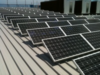 Proyecto físico para demostrar cómo ajustar los soportes solares para techos metálicos