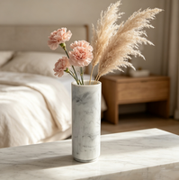 Vase cylindrique haut en résine, motif marbré minimaliste, artisanat, blanc et gris marbré, pour décoration de table.