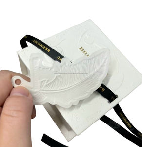 Papel de algodón blanco personalizado persiana 3D repujado estampado en oro caja de embalaje para joyería - Product Image 2