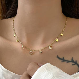 Collar fino de moda con dijes de corazón y letras personalizadas al por mayor para mujer - Product Image 1