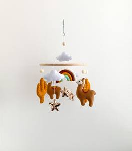 Se vende preciosa cuna de peluche de fieltro hecha a mano, color personalizado, móvil con anillo de madera - Product Image 1