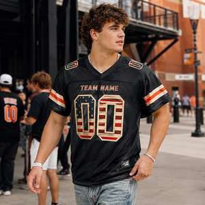 Maillot de football américain rétro personnalisé noir avec drapeau américain imprimé, en maille respirante, uniforme d'équipe, tenue de supporter pour le jour du match - Product Image 2