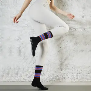 Xianghui Kleurrijke Stripe Crew Sport Type Kwaliteit Vrouwen Non Slip Custom Logo Pilates Yoga Sokken Met Grepen