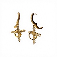 Paire de boucles d'oreilles punk de luxe en acier inoxydable plaqué or 18 carats avec incrustation de zircon et embellissement couronne - Cadeau de fête