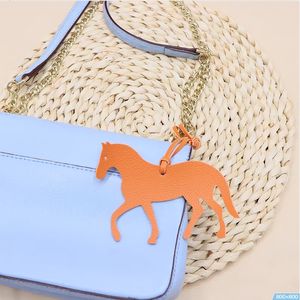 Moda PU cuero caballo bolso encantos creativo Animal mujer bolso colgante mochila colgante accesorios llaveros llavero regalos - Product Image 6