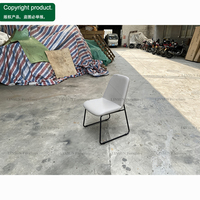 Ensemble de salle à manger moderne pour restaurant avec table en bois, chaise à base métallique et banc rembourré pour usage commercial