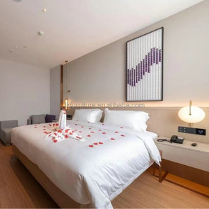 Ensemble de chambre d'hôtel moderne et minimaliste, lit king size en MDF avec tête de lit capitonnée intégrée et tables de chevet, pour hôtel 3 étoiles - Product Image 1