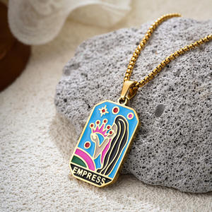 قلادة عصرية بتصميم بطاقة التارو مع شمس وقمر مطلية بالمينا للنساء، قلادة أنيقة بتصميم عتيق من الفولاذ المقاوم للصدأ - Product Image 4