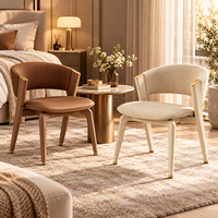Chaise de salle à manger de luxe en cuir microfibre avec dossier incurvé brodé et pieds en bois – Chaise d'appoint moderne pour hôtel, restaurant (vente en gros)