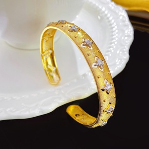 Bracciale in oro spazzolato fatto a mano in Italia, misura regolare, design a stella, gioiello da donna - Product Image 2