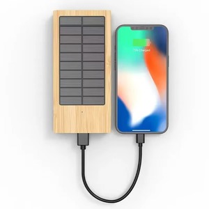 Banco de energía solar inalámbrico de 10000mAh con diseño de madera de bambú y capacidad de carga rápida para teléfonos y tabletas - Product Image 1