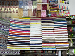 卸売 幅10-30cm ポリエステルフリンジ 縦型タッセルレーストリム 高密度ポリエステルタッセルフリンジトリム - Product Image 3