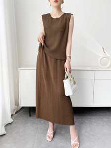 Ensemble haut sans manches plissé Miyake et jupe midi, style décontracté quotidien, vêtements occidentaux pour femmes, vente en gros en ligne - Product Image 4