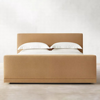 Lit en tissu RH CORTONA, lit plateforme King Size avec pied de lit, cadre rembourré en beige et tête de lit au design épuré