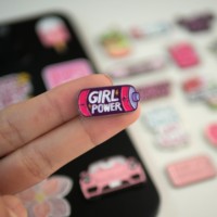 Autocollants de téléphone personnalisés 2026 « Girl Power » roses, décalcomanies de téléphone en émail souple à thème arabe tendance, vente en gros d'usine