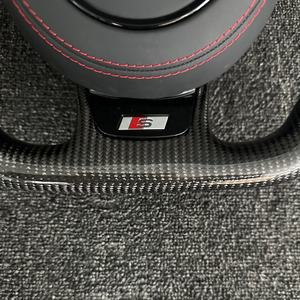 Volant personnalisé de luxe en cuir et fibre de carbone véritable avec surpiqûres rouges pour <span class=keywords><strong>Audi</strong></span> A3 A4L A5 A6L A7 A8 Q5 Q7 Q8 TT <span class=keywords><strong>R8</strong></span> - Product Image 4