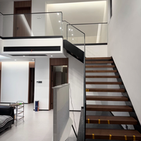 Escaliers droits en bois naturel massif, faits à la main, durables, intemporels, raffinés, architecturaux, sophistiqués, supérieurs, exclusifs
