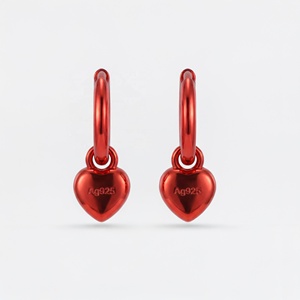 Boucles d'oreilles pendantes en argent sterling 925 avec finition rouge métallique et zircon cubique rouge taille cœur - Product Image 3