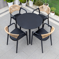 Ensemble de 5 pièces en gros : Table et chaises de salle à manger en métal et bois plastique noir, mobilier de patio pour jardin extérieur, hôtel, villa
