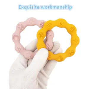 Kaufen Sie Lebensmittel qualität Silikon Ring Beißring Nagetier Anhänger DIY Zahnen Molar Toy Flower Baby Beiß ringe