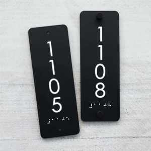 Letrero Daco ODM/OEM Texto personalizado ADA Acrílico + Letrero de puerta de metal. Cita personalizada Publicidad Letreros de puerta de oficina. Identificación habitación - Product Image 1