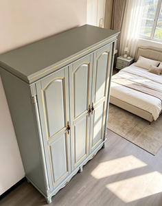 Armoire de luxe en bois massif avec finition dorée, 3 portes, panneaux courbes et base sculptée, pour chambre principale de style farmhouse - Product Image 6