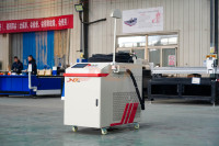 Machine de nettoyage laser portable 3000W et décapant de rouille laser pour l'élimination de la rouille, de l'huile et de la peinture sur les moules automobiles, certifiée CE, usage industriel