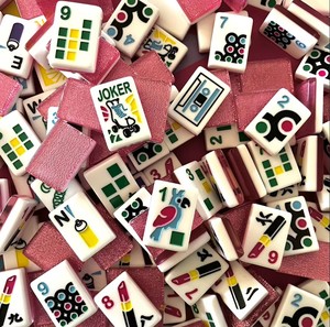 Juego de Mahjong Americano con Temática de Belleza y Moda, Fichas con Diseño de Lápiz Labial, Esmalte de Uñas, Margaritas y Loros, Juego de Acrílico - Product Image 1