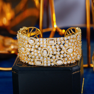 Vòng tay mảnh mai mạ vàng Dubai sang trọng, đính đá CZ, kiểu dáng mở, dành cho nữ, với đá zirconia khối. - Product Image 5