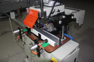 Aluminium Raam Making Machine Venster En Deurslot Gat Boormachine LZF3-300 * 100