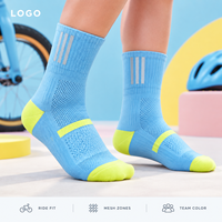 Chaussettes de sport respirantes bleu ciel et vert citron pour le cyclisme, coupe ajustée, maille respirante, bord côtelé, faible volume, zones de couleur inaltérable, échantillon approuvé