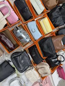 Sacs fourre-tout d'<span class=keywords><strong>occasion</strong></span> pour femmes de qualité supérieure en gros – Lots de sacs à main mixtes à prix réduits et tendance, provenant de stocks de liquidation en Chine - Product Image 5