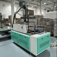 Machine automatique de fabrication d'assiettes en papier pour gâteaux, produisant des assiettes en papier de différentes dimensions et épaisseurs, carrées, rondes, triangulaires, dorées, argentées, blanches.