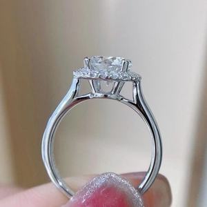 Bague de fiançailles et de mariage romantique pour femme, halo en or blanc 14 carats, diamant moissanite rond de 2 carats, bijoux - Product Image 6