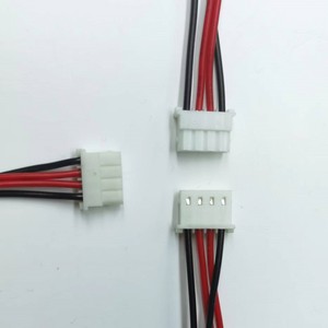 定制红黑多芯线束，带白色塑料锁定连接器和用于信号连接的扁金属接头端子 - Product Image 4
