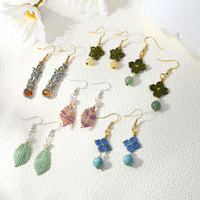 Boucles d'oreilles pendantes originales en macramé micro-tressé avec feuille, nœud porte-bonheur et fleur, design artisanal, petites boucles d'oreilles pendantes pour filles