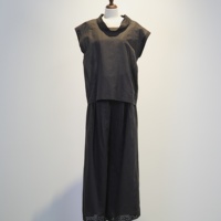Ensemble deux pièces haut à col montant et manches courtes, pantalon large, 52% lin, 48% coton, doublure 100% polyester, ourlet en dentelle noire