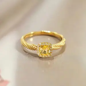 Harga grosir cincin mewah ringan cincin Zircon kubik berkilau cincin kuning kuningan emas dapat disesuaikan untuk wanita